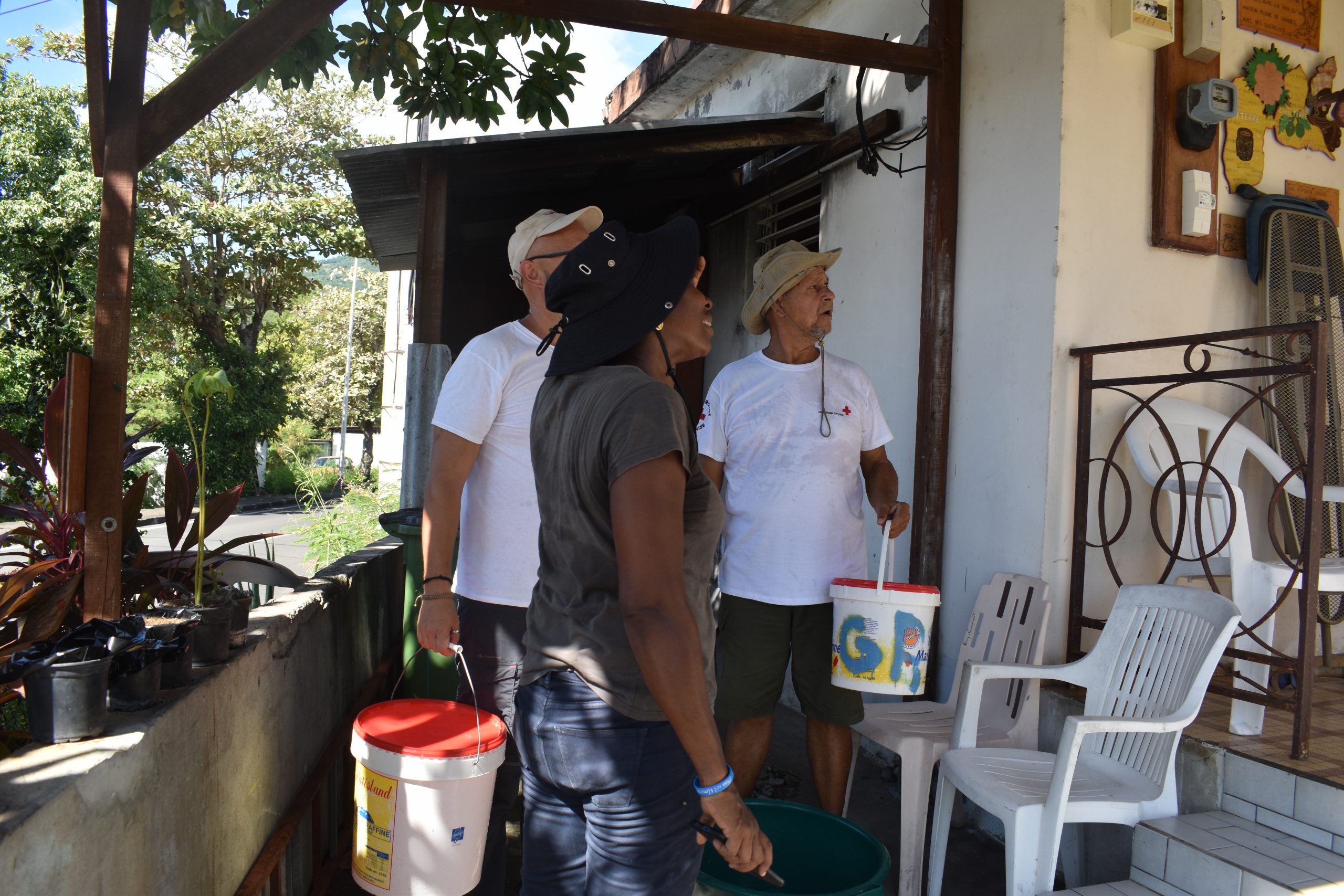 Livraison d'eau sanitaire à des habitants de Vieux-Habitants en Guadeloupe
