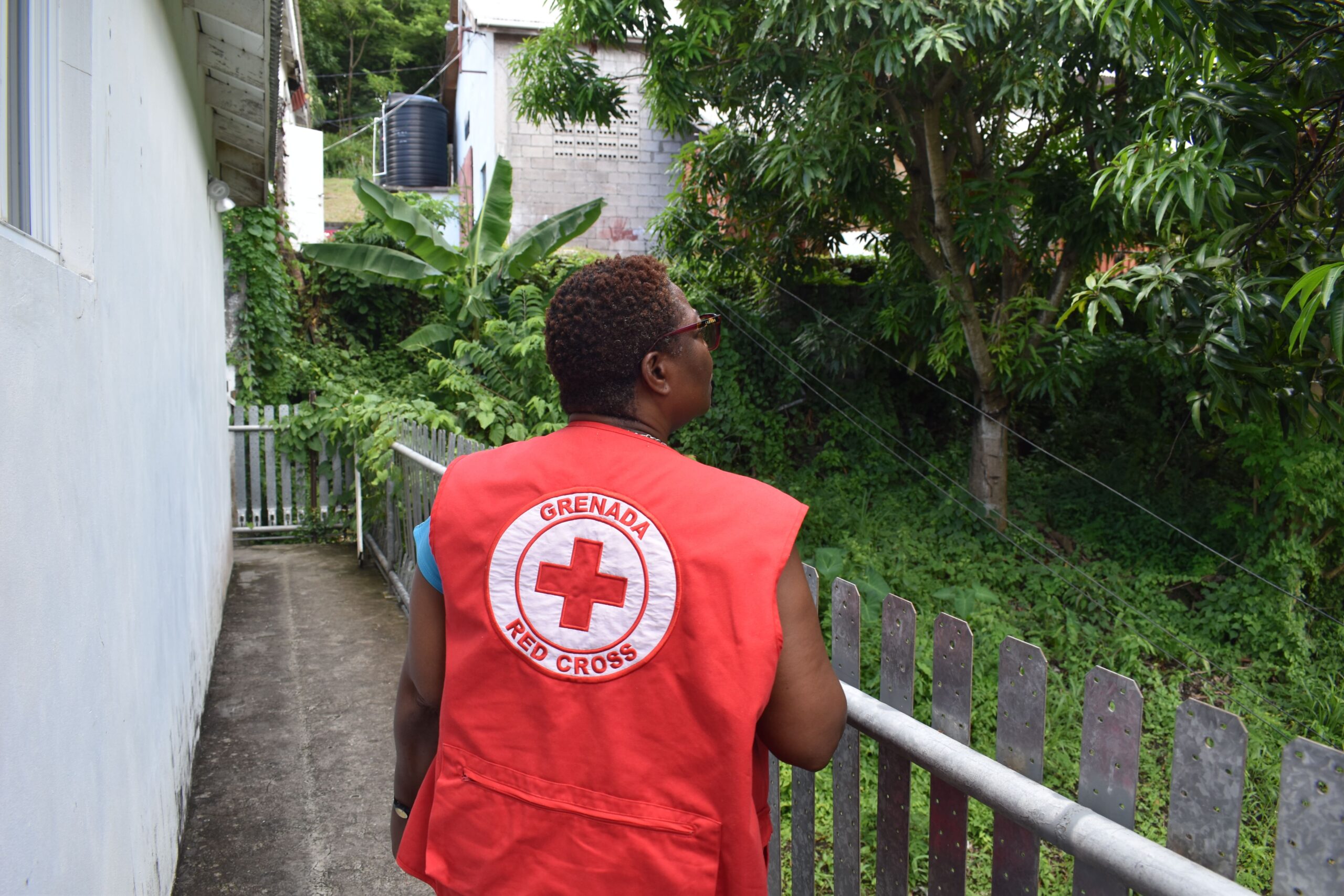 <br />
Stéphanie, bénévole à la Croix-Rouge de Grenade. Elle aspire à des jours meilleurs pour les habitants de Carriacou et ceux des îles voisines touchées par l’ouragan.<br />
